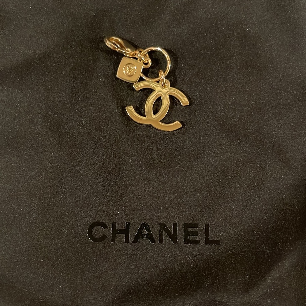 CHANEL CC limited edition charm and pouch - NEW